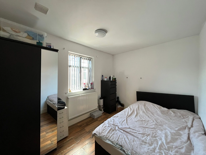 Flat 6 - 3 Bedroom large modern apartment - Alfreton Road - Thumbnail 2